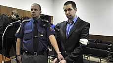 Z dvojnásobné vra�dy ob�alovaný Radek V�trák p�ed soudem. (9. prosince 2013)