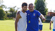 Trenér fotbalového Znojma a exkou� Lí�n� Milan Valachovi� s bývalým hrá�em...