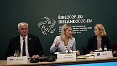 Irská ministryn� zahrani�ních v�cí a obchodu Helen McEnteeová (uprost�ed),...