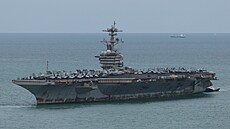 Americká letadlová lo� USS Abraham Lincoln kotví v p�ístavu Laem Chabang v...