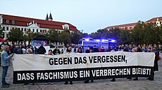 Odp�rci AfD v Magdenburku protestují proti volebnímu úsp�chu této strany. (6....