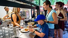 Indická architektura a gastronomie, zlínská zoo otev�ela u tygr� nové bistro...