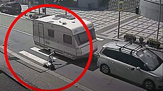 Auto s obytným p�ív�sem srazilo chodkyni v Masarykov� ulici v centru Luha�ovic.