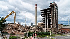 Torzo vyho�elé budovy 34 ve Zlín� se zachránit nepoda�í, musí jít k zemi. (4....