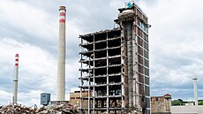 Torzo vyho�elé budovy 34 ve Zlín� se zachránit nepoda�í, musí jít k zemi. (4....