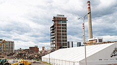 Torzo vyho�elé budovy 34 ve Zlín� se zachránit nepoda�í, musí jít k zemi. (4....