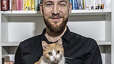 Daniel Pra�ák u�í p�írodopis, d�jepis a focení na ve�ejné základní �kole. �kolí...