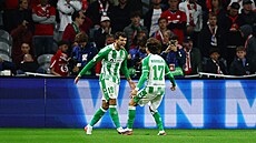 Úto�ník Betisu Troy Parrott (vlevo) slaví gól do sít� Lille.