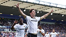 Obránce Wolverhamptonu Ladislav Krej�í slaví gól do sít� Birminghamu.