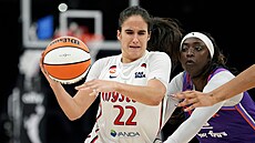 Sonia Citronová (22) z Washington Mystics úto�í v zápase s Phoenix Mercury....
