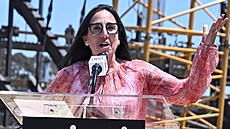 Gillian Zuckerová, prezidentka LA Clippers pro obchodní zále�itosti, promlouvá...