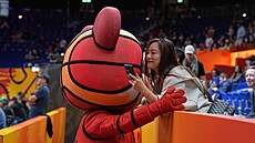 Fanynka si fotí selfie s maskotem mistrovství sv�ta basketbalistek v Berlín�.