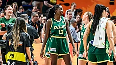 Australská basketbalistka Ezi Magbegorová mezi spoluhrá�kami po vít�zném zápase...