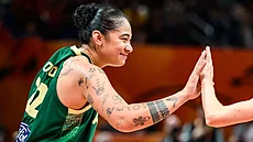 Australská basketbalistka Zitina Aokusoová oslavujer se spoluhrá�kou.