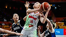 Dorka Juhászová z Ma�arska úto�í v duelu s Koreou.