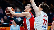 �eská basketbalistka Eli�ka Joklová (vlevo) úto�í na �ínský ko�.