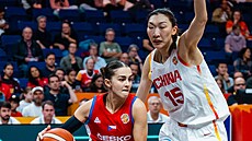 �eská basketbalistka Eli�ka Joklová p�i útoku na �ínský ko� obchází Chan Sü.