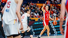 �eská basketbalistka Veronika Vorá�ková signalizuje akci v zápase s �ínou.