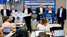 Asistent plze�ského trenéra Ji�í Veber, hokejista Jakub Je�ábek, Petr Novotný a...