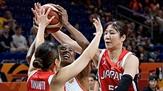 Ma�arská reprezentantka Yvonne Turnerová v sev�ení japonského dua Mai...