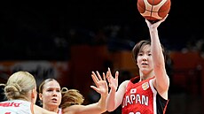 Japonská basketbalistka Kokoro Tanakaová st�ílí na ma�arský ko�.