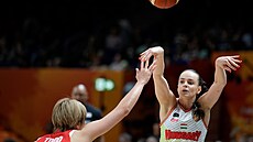 Agnes Studerová z Ma�arska p�ihrává v zápase s Japonskem, brání ji Nanako...
