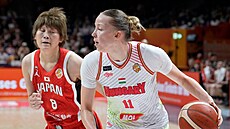 Maki Takadaová (vlevo) z Japonska �íhá v zápase s Ma�arskem, u mí�e Kinga...