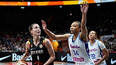 Imani McGeeová-Staffordová (vpravo) z Portorika brání belgickou basketbalistku...
