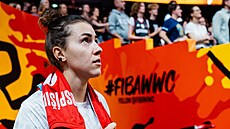 �eská basketbalistka Julie Pospí�ilová si prohlí�í berlínskou halu p�ed zápasem...