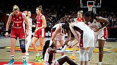 Rhyne Howardová se zvedá na nohy s pomocí svých amerických spoluhrá�ek.