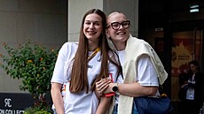 Zran�né �eské pivotky Emma �echová (vlevo) a Julia Reisingerová se t�í na své...