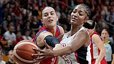 �eská basketbalistka Eli�ka Joklová fauluje v zápase se Spojenými státy, p�es...