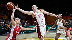 �eská basketbalistka Petra Hole�ínská (vlevo) a Paige Bueckersová ze Spojených...