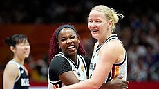 N�mecké basketbalistky Alexis Petersonová (vlevo) a Emma Eichmeyerová oslavují.