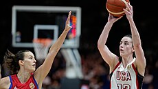 Americká basketbalistka Caitlin Clarková st�ílí na �eský ko�, brání ji Veronika...