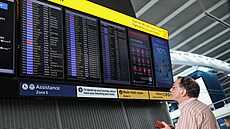 Britská leti�t� op�t ru�í �i odkládají stovky let� kv�li následk�m technických...