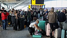 Britská leti�t� op�t ru�í �i odkládají stovky let� kv�li následk�m technických...