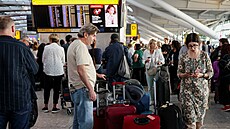 Britská leti�t� op�t ru�í �i odkládají stovky let� kv�li následk�m technických...