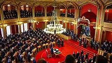 Norský král Haakon skládá p�ísahu v�rnosti ústav� v norském parlamentu. (1....