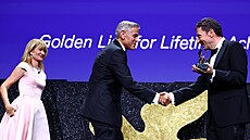 Americký herec a re�isér George Clooney p�i dne�ním zahajovacím ceremoniálu...