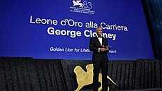 Americký herec a re�isér George Clooney p�i dne�ním zahajovacím ceremoniálu...