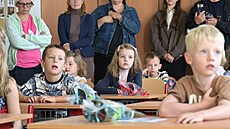 Prv�á�ci p�i otev�ení opravené Základní a mate�ské �koly v Mal�ov� Lhot� (1....