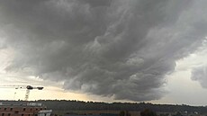 Studená fronta do �eska p�iná�í p�ehá�ky, bou�ky a nárazový vítr. Snímek shelf cloudu z Hradce Králové