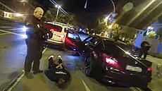 �estadvacetiletý �idi� ují�d�l vysokou rychlostí p�ed strá�níky. Prý si cht�l...