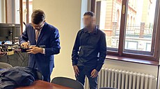 T�iadvacetiletý mladík (vpravo) podle ob�aloby natla�il mladou dívku v...