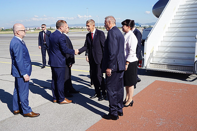 Babiš nabídl Bulharsku osm Skyfoxů. A varoval, že emisní povolenky zdraží život