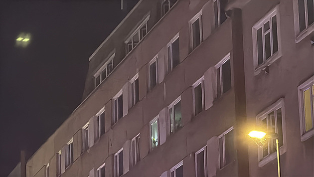 Požár v bytovém domě v Hartigově ulici na Žižkově. Hasiči evakuovali 15 lidí