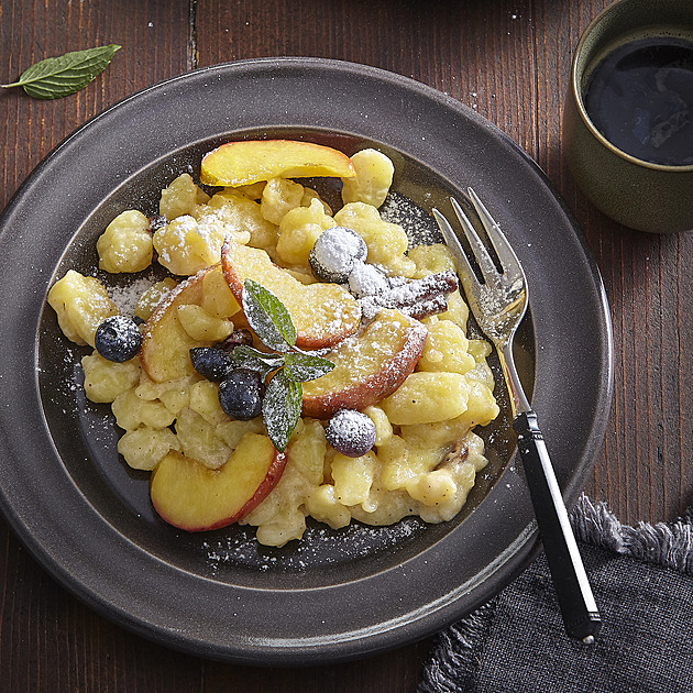 Halušky nasladko s jablky: Recept z bramborového těsta se skořicí a rozinkami