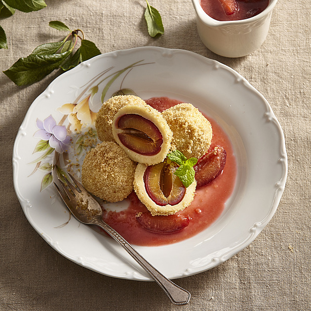 Švestkové knedlíky: Recept z bramborového těsta s tvarohem a strouhankou