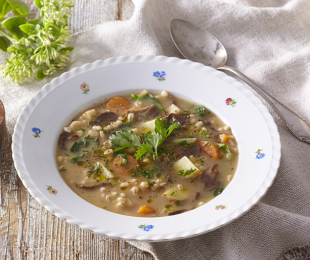 Bramboračka s kroupami: Recept s houbami, kořenovou zeleninou a česnekem